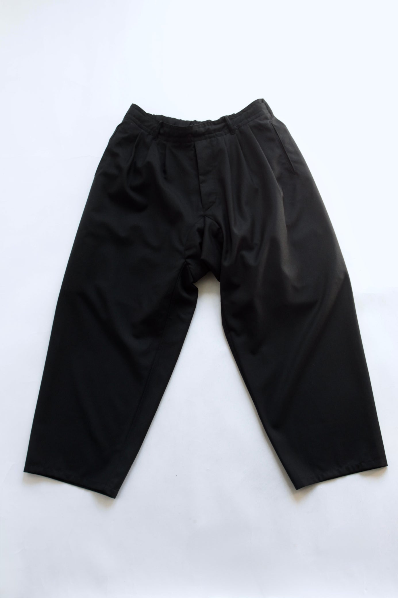 TOKIARI / JAN THREE TUCK WIDE PANTS