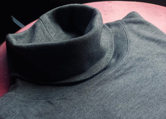 「ニットでもTシャツでもない、週末の主役」